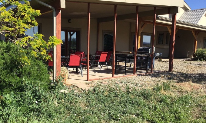 Cortez House | La Verde Lodge on 7acres, private pond, very spacious, great 4 family reunions!