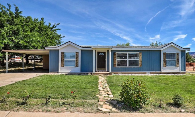 La Verkin House | La Verkin Home with Yard, Covered Patio and Grill