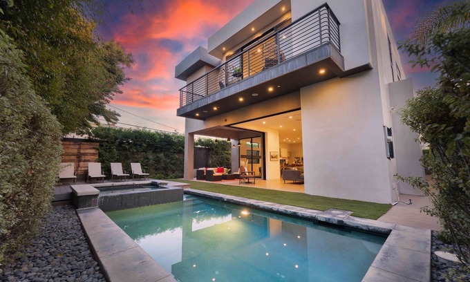 Carthay Circle Villa | LA Villa by AvantStay | Walk to The Grove LA