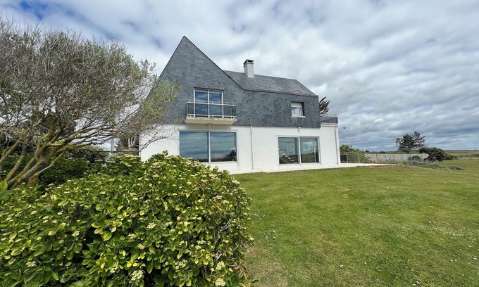 Saint-Germain-sur-Ay Villa | La Villa des Jeux
