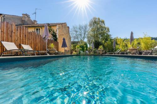 Les Eyzies House | La Villa du 15 - Chambres indépendantes & autonomes du restaurant La Maison - clim et piscine chauffée - Lit King Size