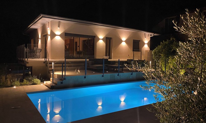 Menthon-Saint-Bernard Villa | La Villa Cosy, en Plein Cœur du Village, Piscine Privée, 10 à Pied du lac !