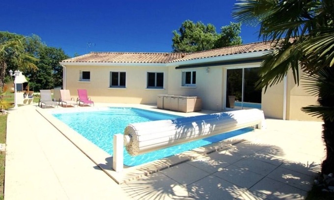 La Lande-de-Fronsac Villa | La Villa Cabarieu, Piscine et Salle de Jeux Proche de Bordeaux