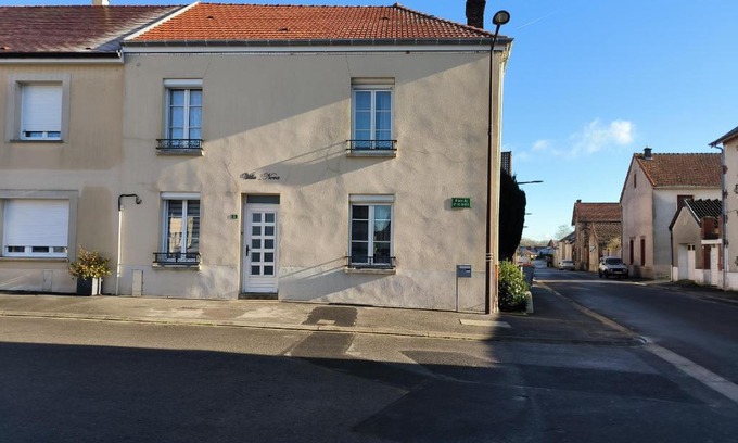 La Neuville-aux-Larris House | la Villa Nova