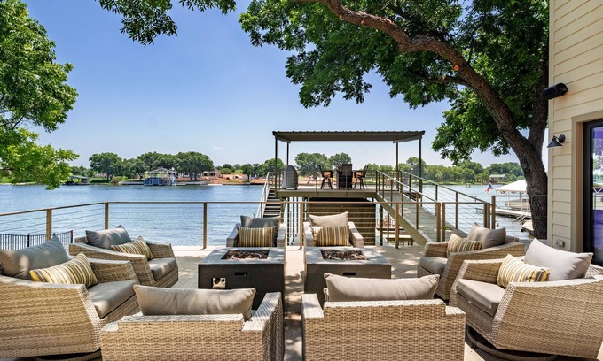 Kingsland House | LABOR DAY AVAILABILITY - LUXURIOUS HOME on Lake LBJ - AWESOME LOCATION!