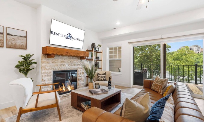 Branson Condo | Labor Day Open, Lake Taneycomo Views, Fishing Dock, Free Tickets, Cmty Outdoor Pool!