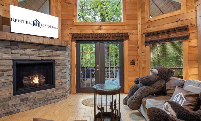Branson Cedars Cabin | Labor Day Open, Renovated Three Bear Log Cabin, Private Hot Tub! Near Big Cedar, Car Charger