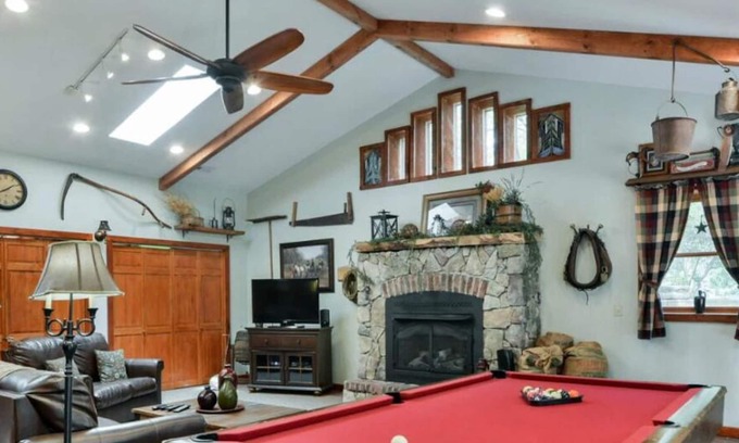 Blue Eye House | Labor Day Open - Secluded All-One-Level Carriage House-Pool Table-Hot Tub-Dog Friendly - Car Charger