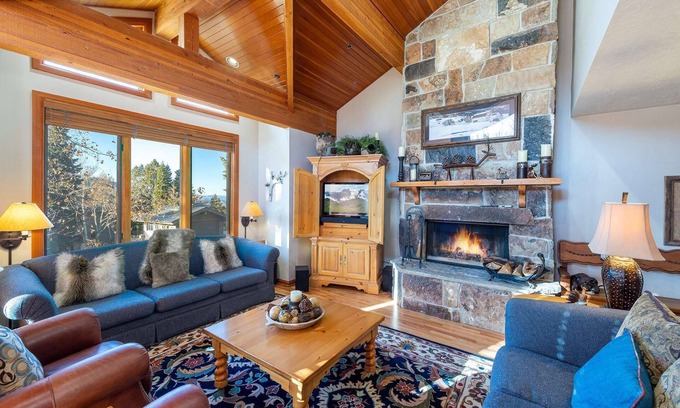 Deer Valley Condo | *Labor Day Sale* Free Activities with every Stay—Book Now, Travel Anytime Through December 17th!