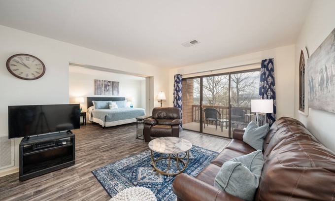 Lake Hamilton Condo | Labor Day Special! South Shore 1 BDRM! Mini-golf/Gameroom/Hot Tub & More!