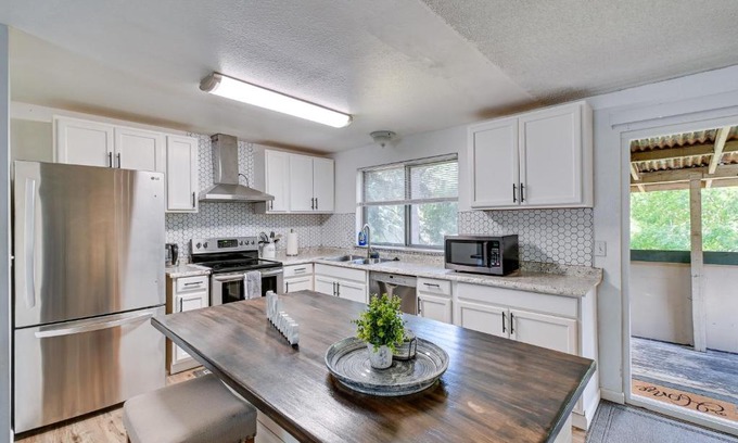 Lacey House | Lacey Home with Backyard - Family and Pet Friendly!