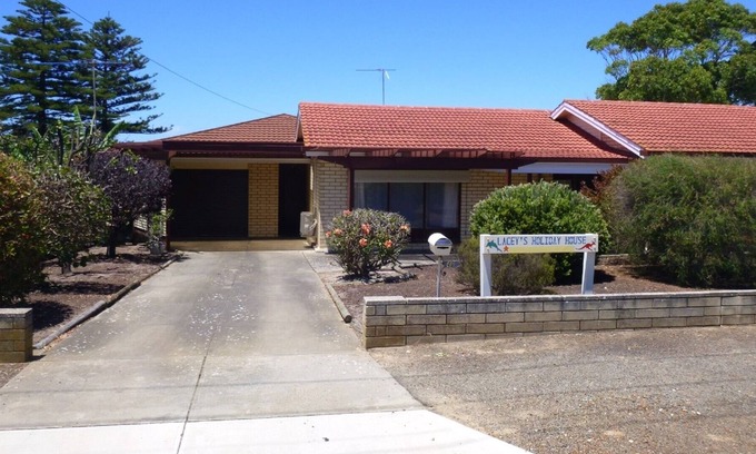 Kingscote House | Laceys Holiday House