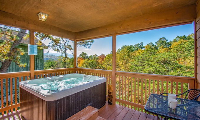 Gatlinburg - Pigeon Forge Cabin | Ladybug Resort Romantic Cabin with Mountain Views