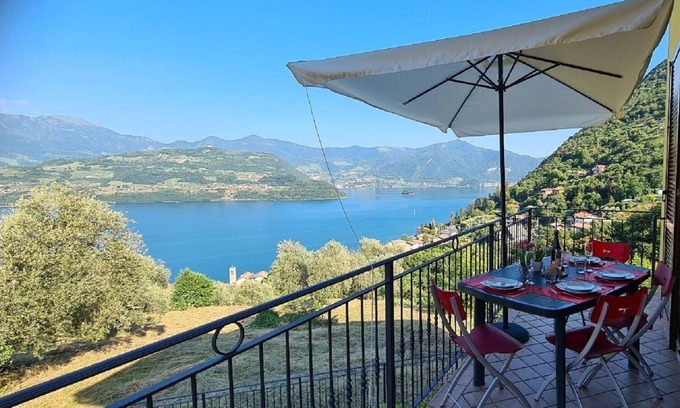 Tavernola Apartment | LADYBUGS RESIDENCE WITH LAKE ISEO VIEW