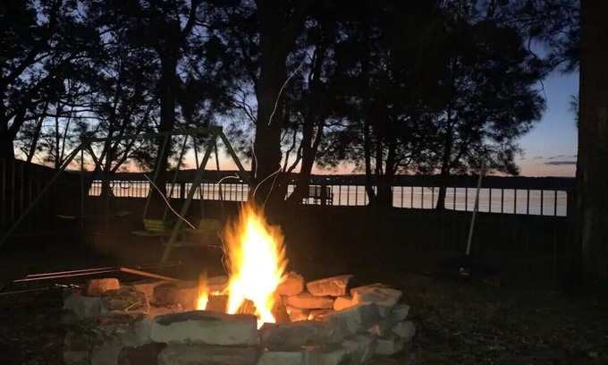 Lake Macquarie City Council House | Lago Mac - dog friendly lake house with great sunsets