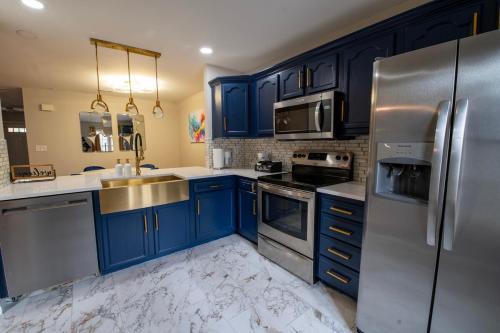 Prosperity Church Road Apartment | Laid in Luxury 2BR Garage CLT