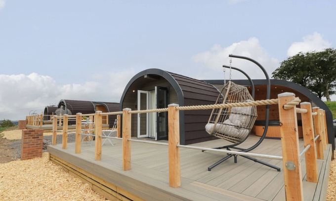 Lochmaben Cottage | LAIRD LODGE 3, with hot tub in Lochmaben