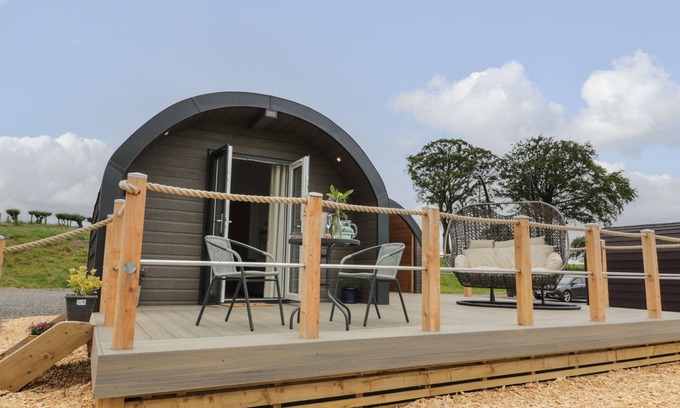 Lochmaben Cottage | LAIRD LODGE 4, romantic, with hot tub in Lochmaben
