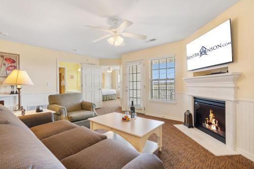 Kimberling City House | Lake Access Condo-Free Daily Tickets-Peaceful Views-Expansive