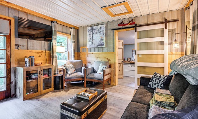 Gladwin Cottage | Lake Access & Kayaks: Gladwin Cottage Near Golfing