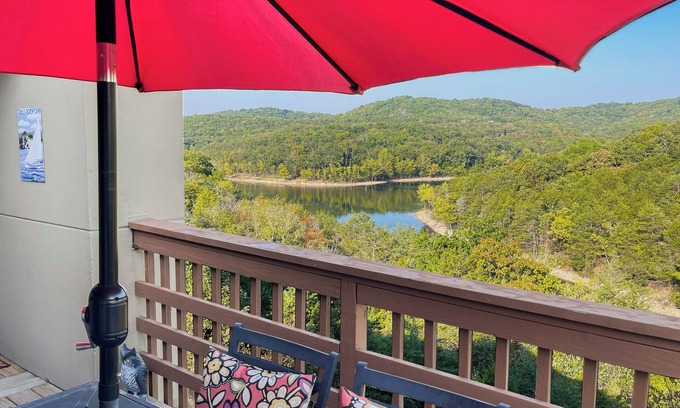Indian Point Condo | Lake Access & Pool: Branson Condo - 2 Mi to Marina