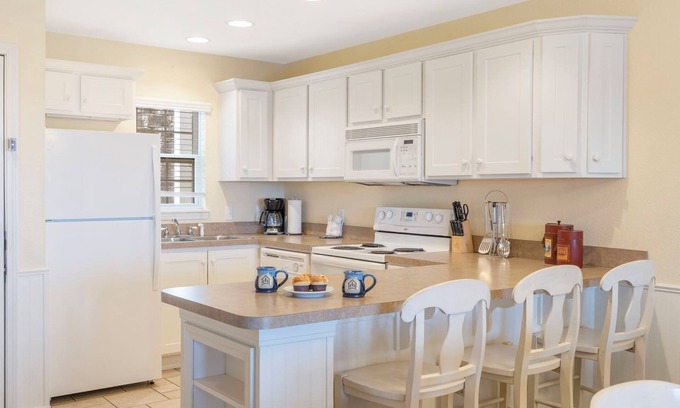 Kimberling City Condo | Lake Access-Spacious Condo-Free Attraction Tickets-Deck Area