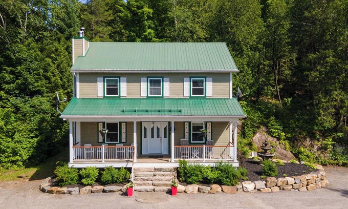 Labelle Ski Chalet | Lake and Pool Table - Au Pied du Lac