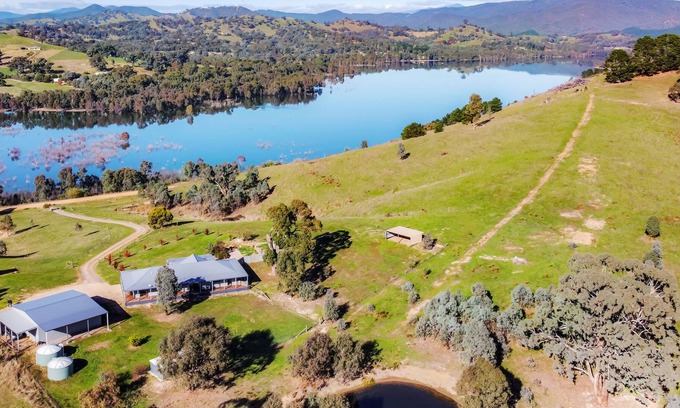 Mansfield House | Lake Breeze - Lake Eildon views, close to snow fields