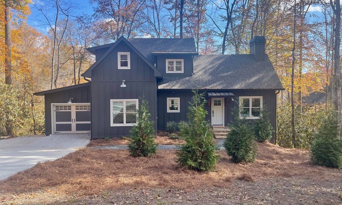 Clarkesville Cabin | Lake Burton -brand new cabin, paddleboard, kayak, & firepit right on Dicks creek