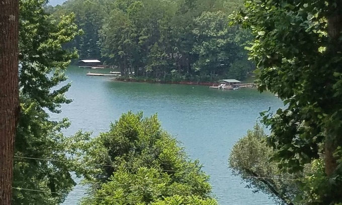 Hayesville Cottage | Lake Chatuge Country Cottages - Redbud Retreat FREE WiFi, Parking & Prem Chnls