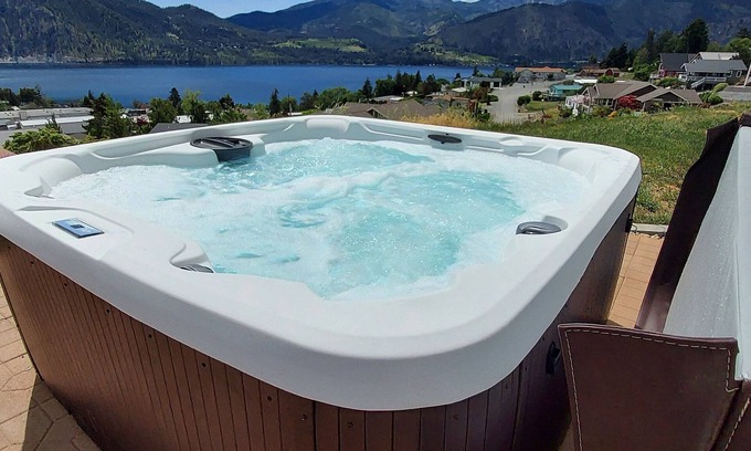 Manson House | Lake Chelan Getaway! Private pool/hottub with an amazing Lake Chelan view!n
