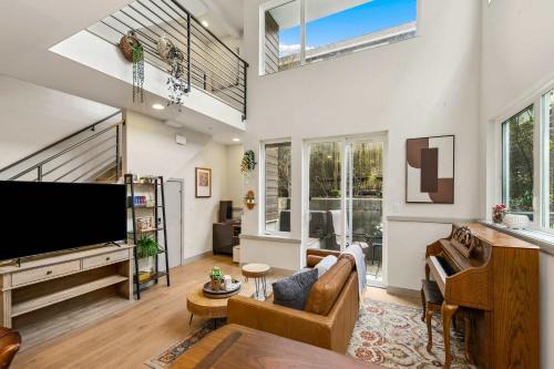Fremont House | Lake & City View Modern Retreat w AC