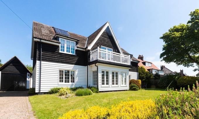Thorpeness Apartment | Lake Cottage - sleeps 10 guests in 5 bedrooms