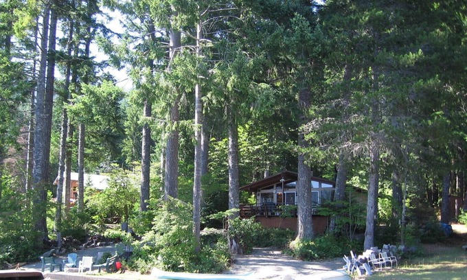 Hoodsport Cottage | LAKE CUSHMAN WATERFRONT PARADISE! NO BANK! Majestic views, hiking, boating!