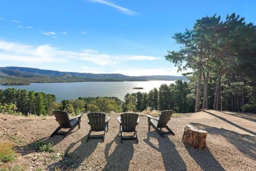 Mansfield House | Lake Eildon Retreat - Breathtaking Views - Sleeps 12