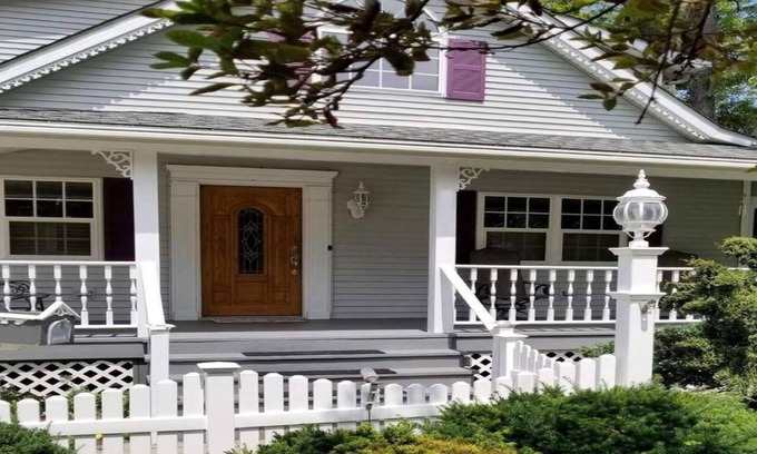 Huron House | Lake Erie 3bed/2bath Colonial, near beaches, Cedar Point, Sport Force & more!
