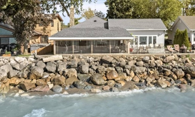 Amherstburg House | Lake Erie Escape: Hot Tub, Sauna & Big Creek Marsh Access– A Birder’s Paradise!