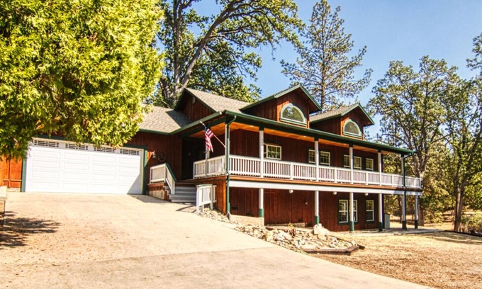 Groveland House | LAKE ESCAPE at Pine Mountain Lake
