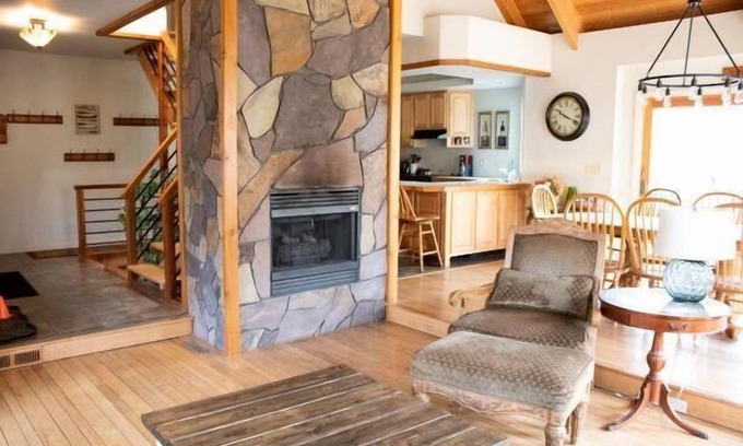 Alpine Lake House | Lake Escape located in Beautiful Alpine Lake Resort. Fireplace and whirlpool tub!