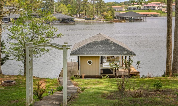 Moneta House | Lake Escape