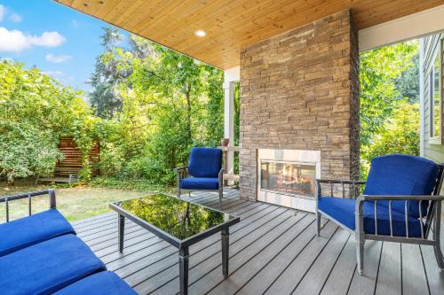 Lake Forest Park House | Lake Forest Retreat w Indoor & Outdoor Fireplaces