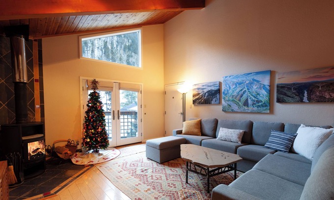 Taos Ski Valley Condo | Lake Fork 12 - Stylish Condo with WiFi, just a stroll to Ski Lifts