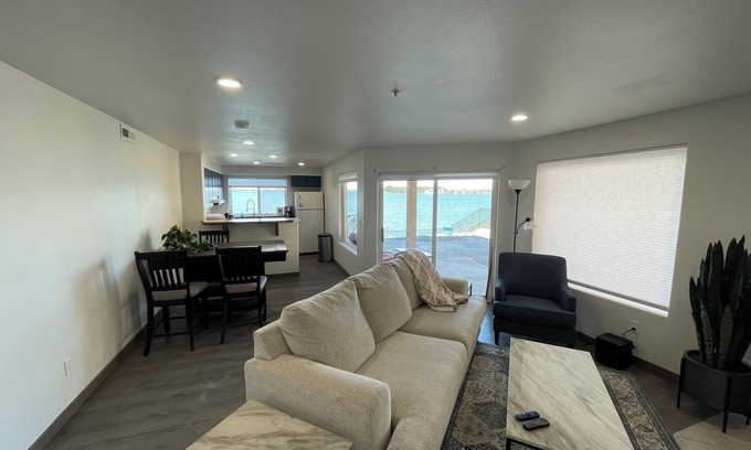 Moses Lake Condo | Lake Front 2-bedroom condo on beatiful Moses Lake with Private Hot Tub