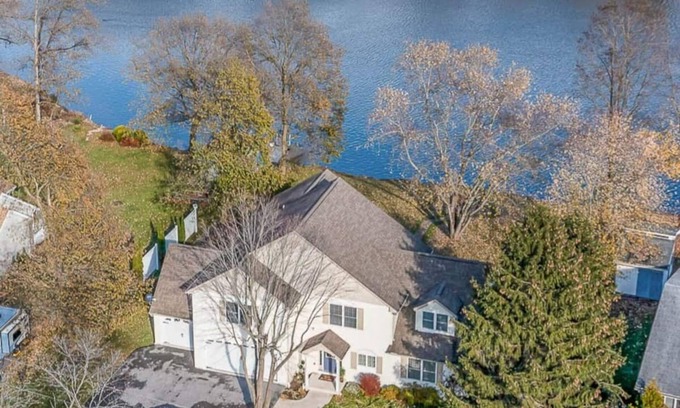 Fairfield House | Lake Front 5 Bedroom Estate Home-A Mile from Liberty Mt Ski & Golf Resort