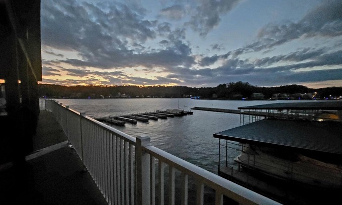Rocky Mount Condo | Lake Front Condo 5.5 mm Lake of the Ozarks