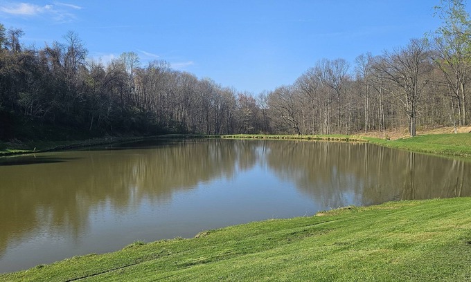 Wendel Cottage | LAKE FRONT @ EDENTON RUSTIC RETREAT! Enjoy this quiet lake stay. Fish & Swim.