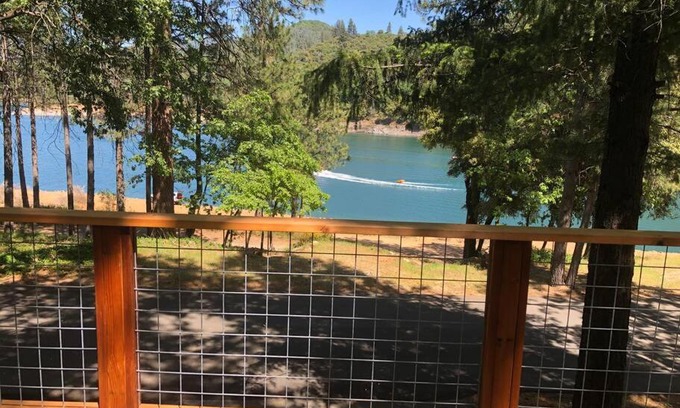 Lakehead House | Lake Front Home. 2900 sq/ft with a 1000sq/ft deck