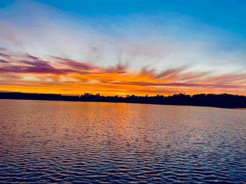Annandale House | Lake Front Home with Pool and Stunning Views