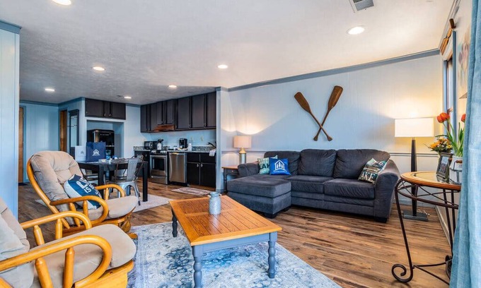 Big Cedars House | Lake Front King Suite: Full Kitchen-Deck-Shared Hot Tub-Free Tix Daily