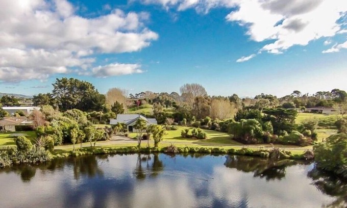 Paraparaumu House | Lake-front life style house with sauna room